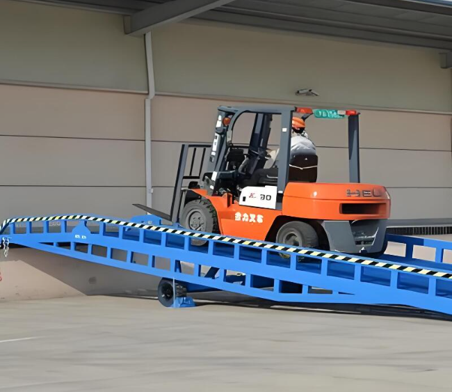 波莲镇移动式卸货平台（叉车用）